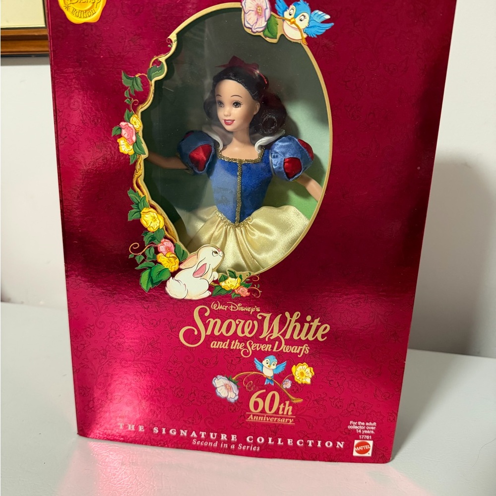 New Snow white  60th anniversary Disney Collectible Box Label